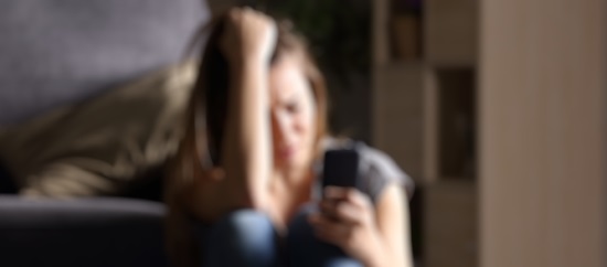 Filma rapporto sessuale con una giovane e lo pubblica su social. Scatta denuncia per stalking e revenge porn