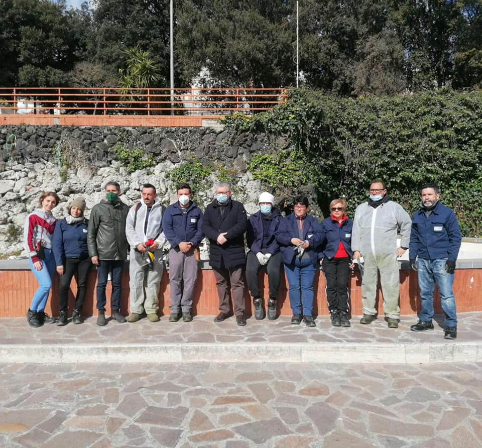 San Cataldo. Allievi e docenti dell’Eap Fedarcom di Caltanissetta stanno sistemando la villa comunale