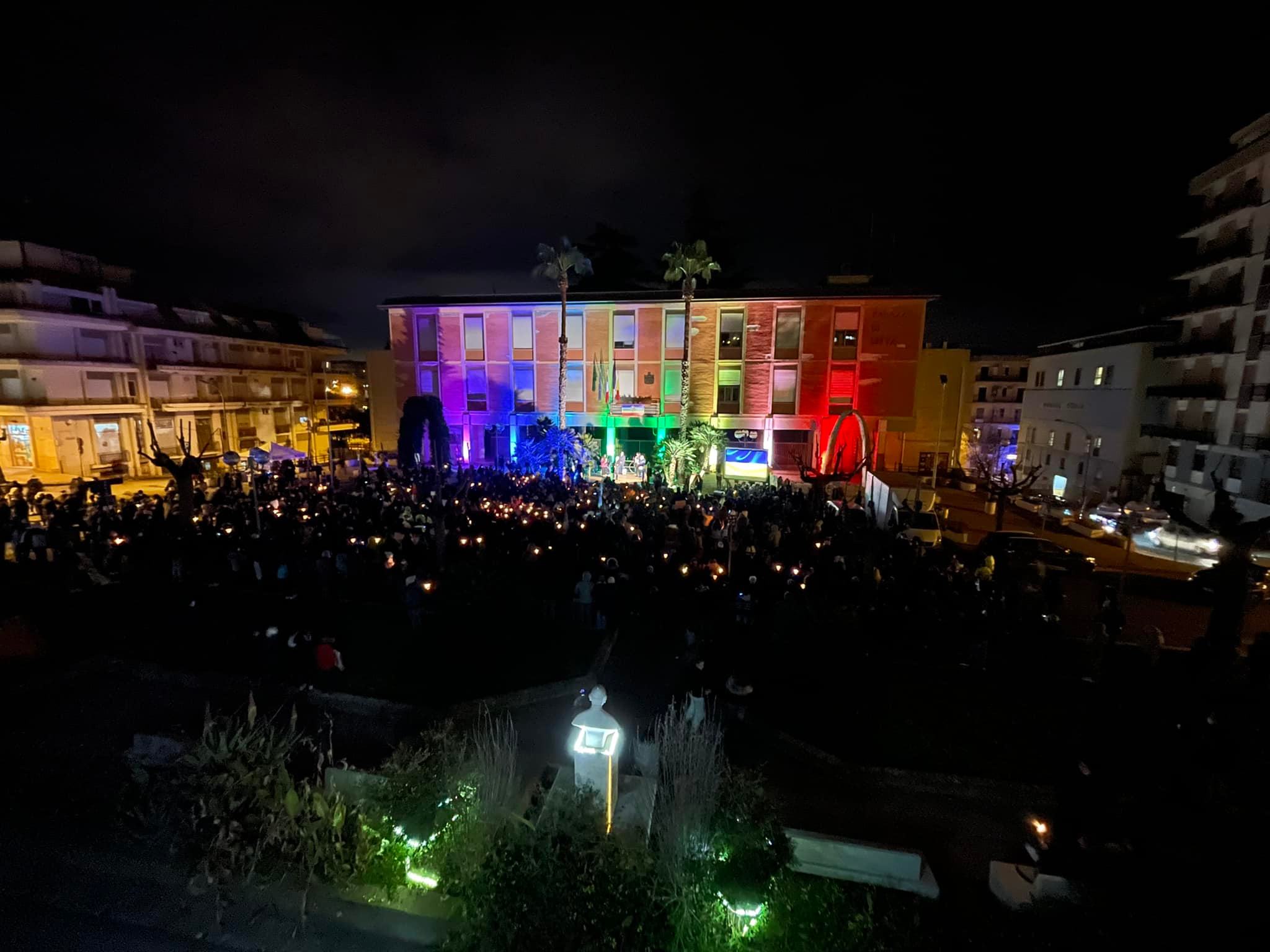 San Cataldo. Una Fiaccolata per la Pace con tutta la Comunità unita sotto i colori dell’Arcobaleno