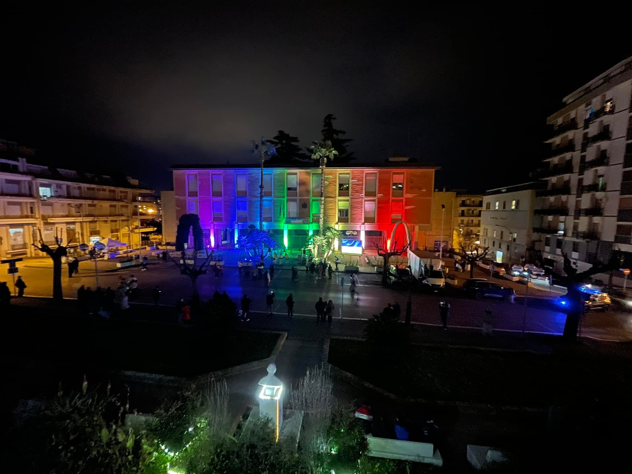 San Cataldo. I colori della Pace e dell’Ucraina hanno illuminato Palazzo delle Spighe. Unanime il “No” alla guerra di tutta Comunità