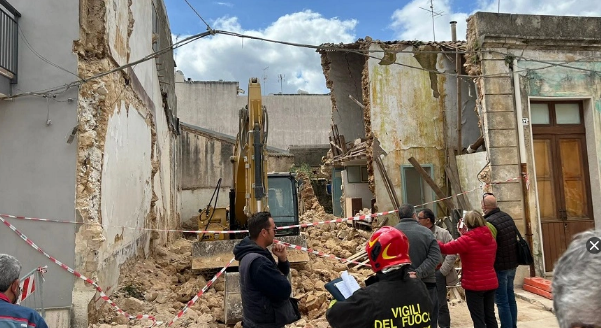 Sicilia, incidente sul lavoro: travolto da macerie nel Siracusano, operaio 48enne in fin di vita