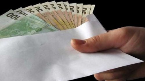 Ritrova busta con 1500 euro per strada e la porta ai Carabinieri che la riconsegnano alla legittima proprietaria