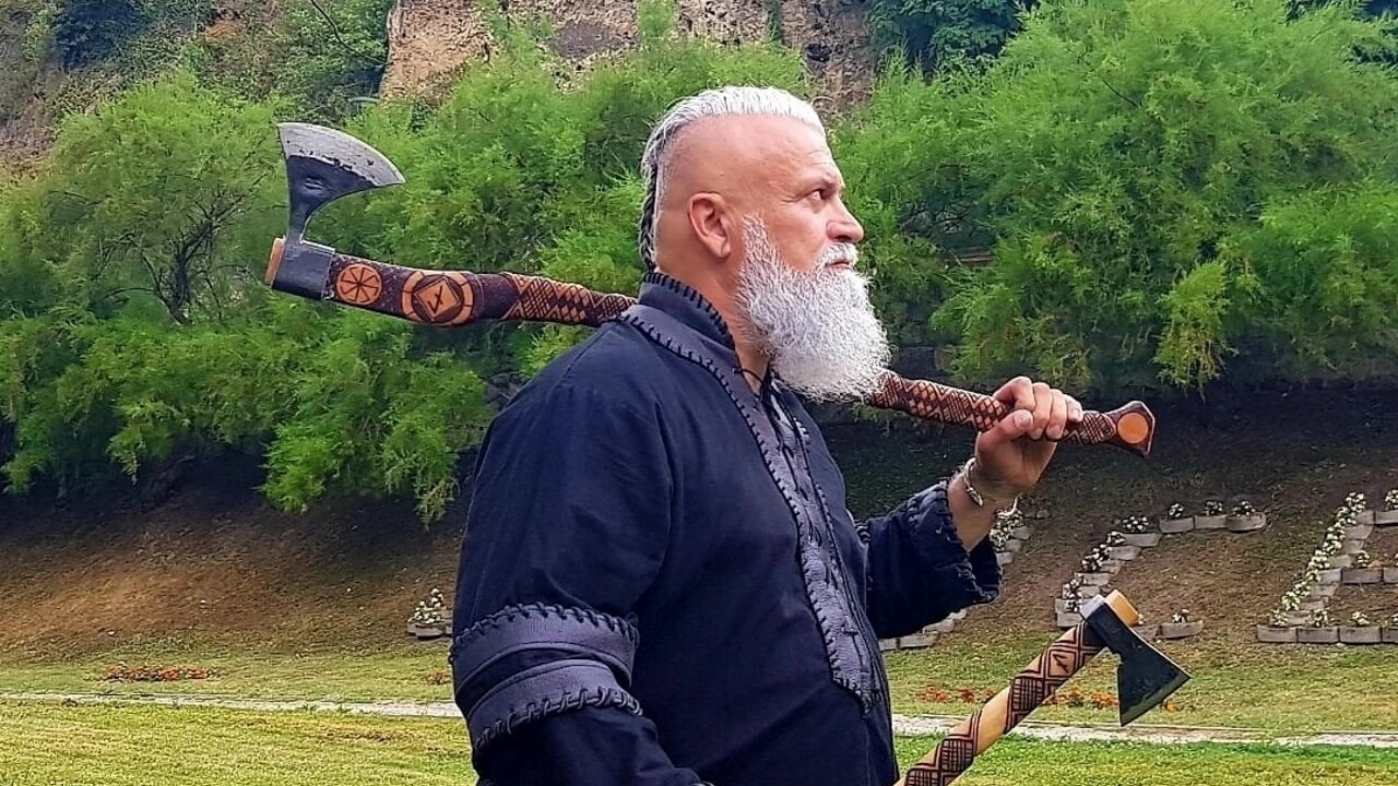 L’uomo ossessionato dalla serie tv “Vikings” che vive come i protagonisti