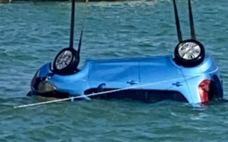 Sicilia, auto travolta onde finisce in mare a Lampedusa: salvi occupanti