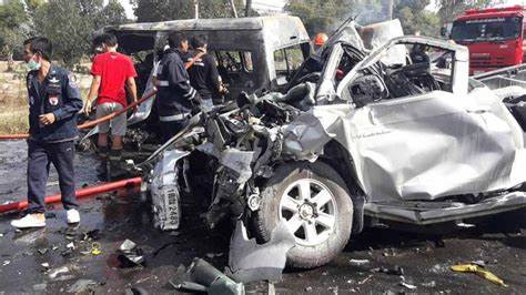 Usa, 13enne alla guida di un pickup si scontra con un furgone: 9 morti