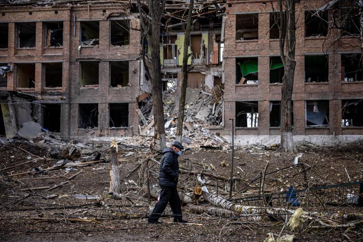 Ucraina, missile russo sfiora condominio a Kiev: 5 feriti