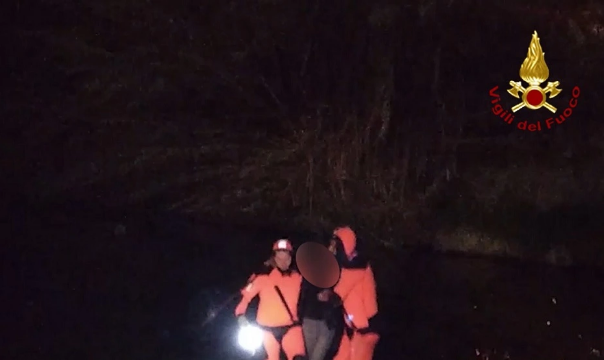 Sicilia, donna cade nella notte nel fiume Oreto: salvata dai pompieri