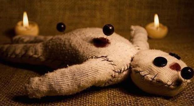 Riti vodoo per risolvere problemi sentimentali. Donna raggirata da una coppia denunciata dai carabinieri per truffa