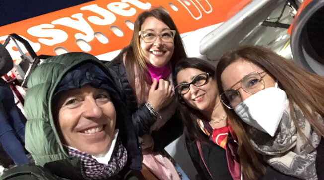 Arresto cardiaco sul volo per Parigi, passeggero 32enne salvato da 4 operatori sanitari a bordo: “Insospettiti da come russava”