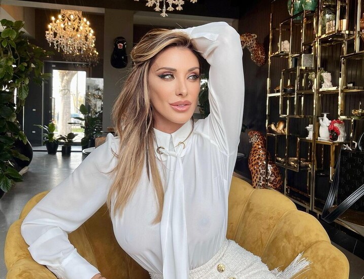 Sabrina Salerno sempre provocante: le trasparenze sexy della sua camicetta infiammano i social
