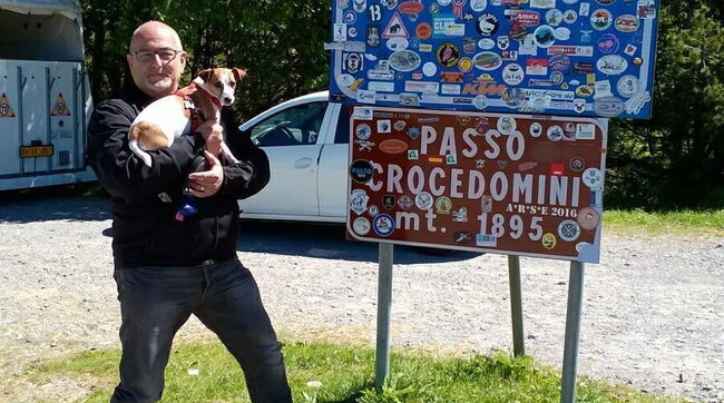 Italia, lite per il cane: 71enne spara alla coppia di vicini di casa, uccide uomo e ferisce la donna