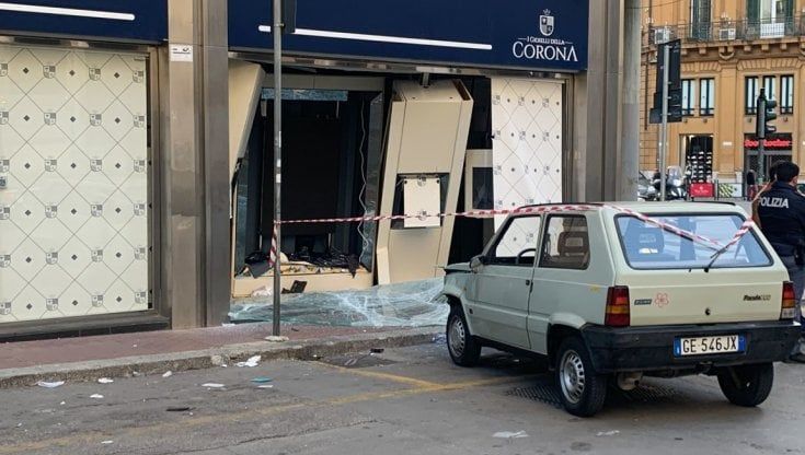 Sicilia, auto contro vetrina: rapina a gioielleria di Palermo