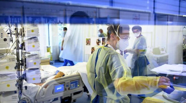 Riattivato con alcuni elettrodi il midollo spinale, una donna riesce a camminare