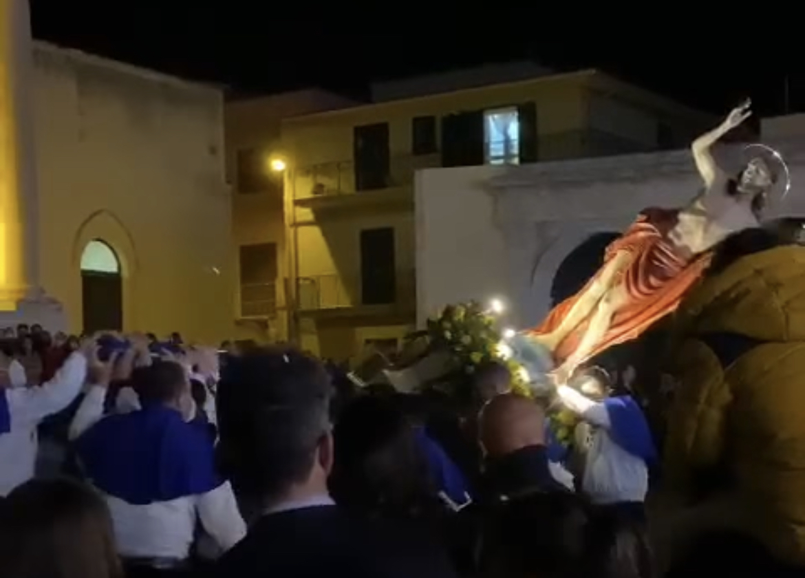 Sicilia, Pasqua: cade statua del Cristo durante processione, paura nel ragusano
