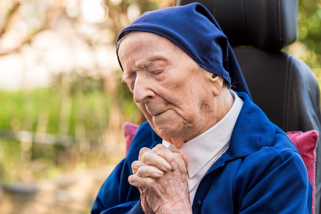 Francia, a 118 anni suor André è la donna più anziana del mondo: ama vino e cioccolato