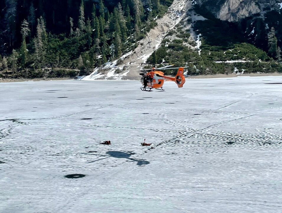 Italia. Bolzano, cede il ghiaccio mentre passeggiano sul lago di Braies: 8 persone in ospedale, bimbo grave