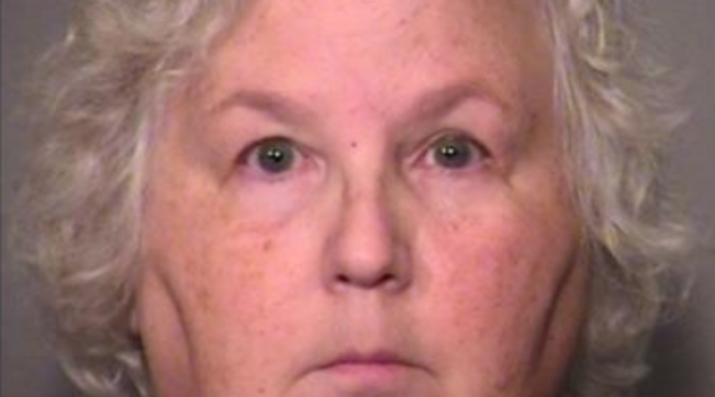 Usa, scrisse il libro “Come uccidere tuo marito”: 71enne finisce a processo con l’accusa di aver assassinato il coniuge