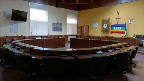Il Comune di San Cataldo al passo coi tempi, rinnova e digitalizza l’Aula Consiliare
