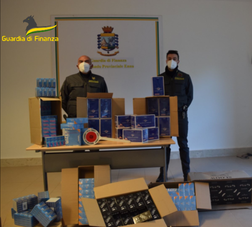 Sicilia, Finanza, maxi sequestro di prodotti accessori da fumo