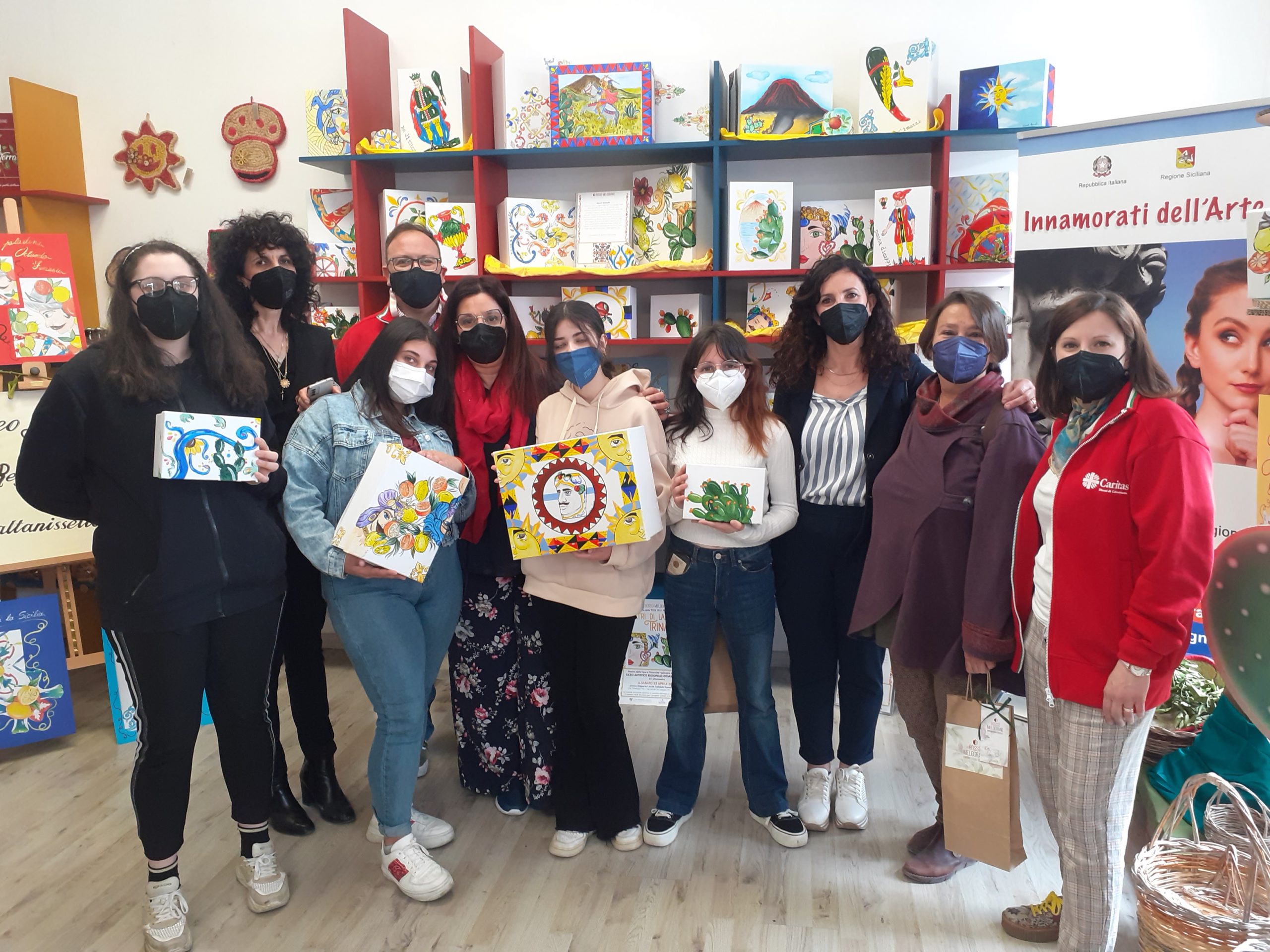 Caltanissetta, Caritas e Liceo Assunto inaugurano la mostra “Matri di la Trinacria”: Scatole artistiche come bene solidale