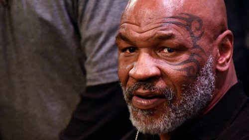 In aereo, ubriaco “molesto” provoca Mike Tyson (guarda il video): il campione reagisce e lo prende a pugni