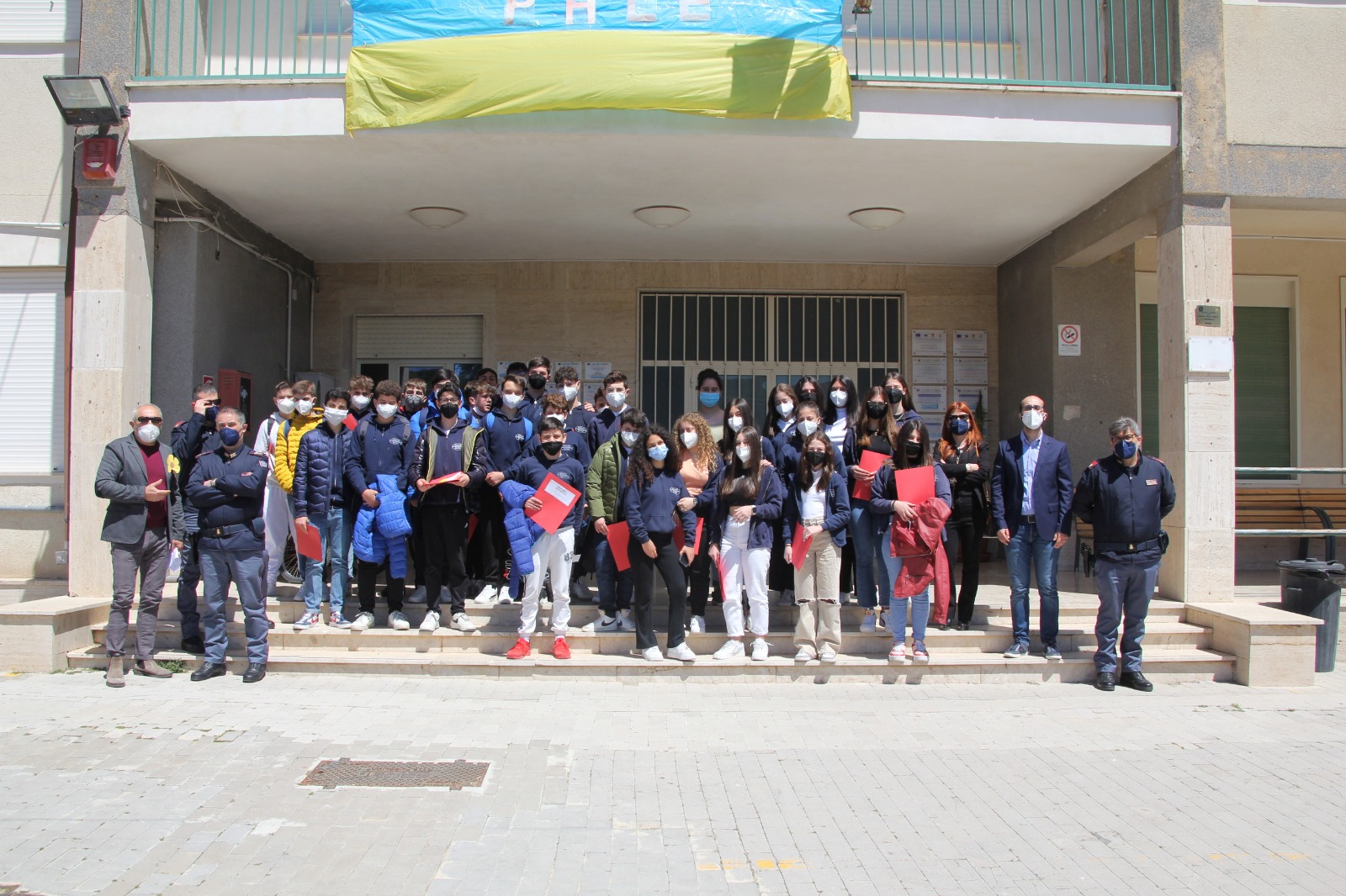 Agenti Polizia Postale di Caltanissetta incontrano ragazzi della III A e III B della scuola media di Milena