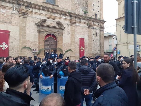 Sicilia, minacce al vescovo: a Barrafranca processione con la ‘scorta’