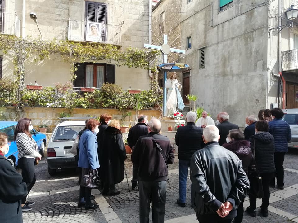 Mussomeli, nel giorno della  festa omaggio floreale al monumento di Via Trieste di “Gesù Misericordioso”