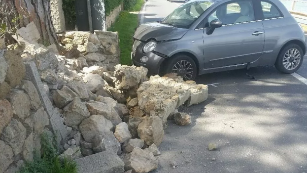 Sicilia, fuggono su auto rubata e si schiantano contro muro: arrestati