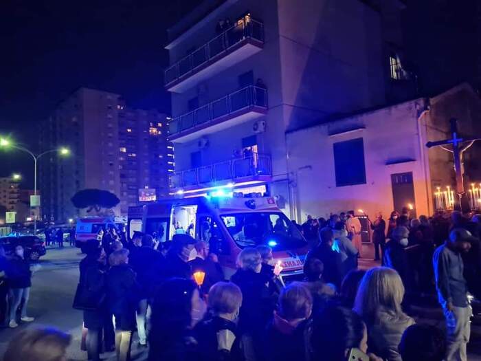 Cade un palo della luce durante la processione del Venerdì Santo a Palermo: ferita una donna