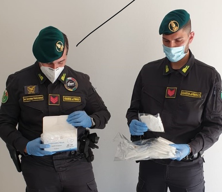 Caltanissetta e provincia, GdF: sequetrate oltre 12mila mascherine e 3.000 “botti”
