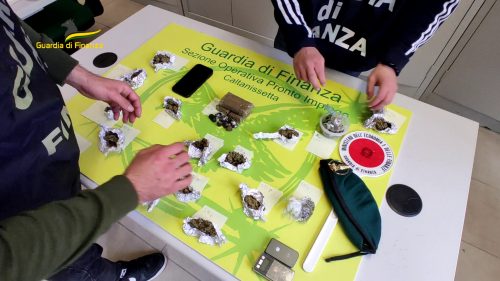 Caltanissetta. Arrestato dalla Guardia di Finanza presunto corriere, sequestrati circa 500 grammi di stupefacente