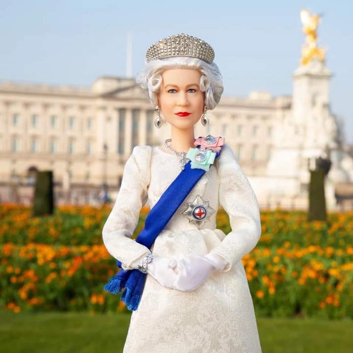 Barbie Regina Elisabetta: Mattel celebra così i 96 anni della Sovrana