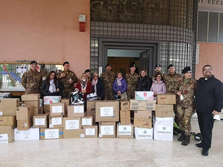 Caltanissetta, militari donano beni di prima necessità all’associazione “Mamme in rete”