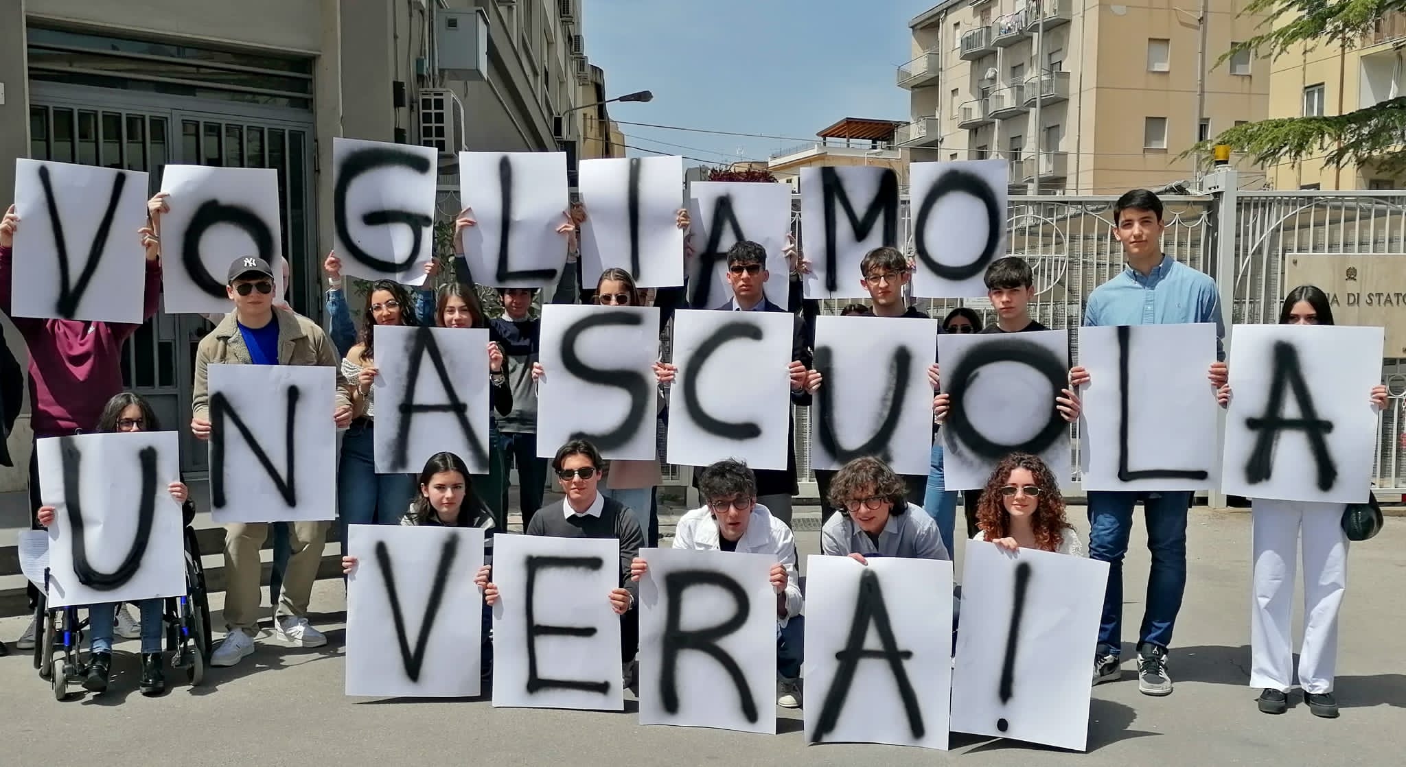 Caltanissetta, Studenti & Docenti consapevoli denunciano la scuola italiana: “11 punti dai quali ripartire”