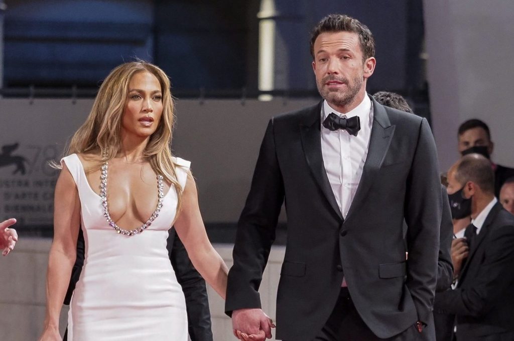 JLo e Ben Affleck pronti alle nozze, lei sfoggia l’anello