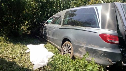 Italia, carro funebre finisce nella scarpata con bara e parroco a bordo