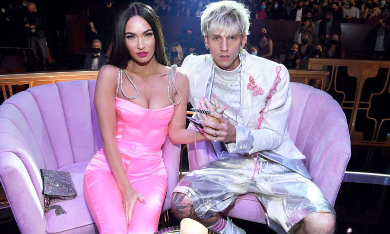 Megan Fox e Machine Gun Kelly svelano il segreto della loro relazione: “Beviamo l’uno il sangue dell’altro”