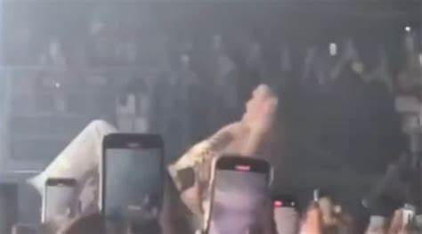 Italia. Roma, “insolito” incidente al concerto di Blanco: si lancia dal palco ma il pubblico non lo prende
