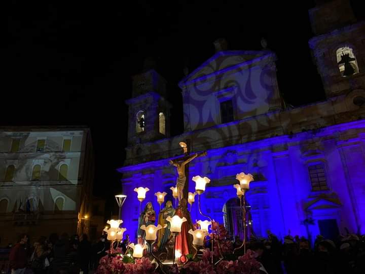 Caltanissetta conferma una grande partecipazione alla processione delle Vare