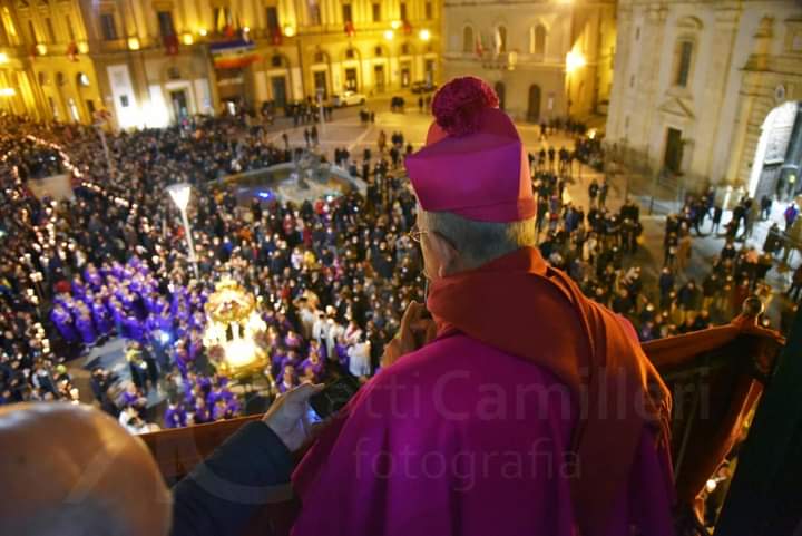 Caltanissetta, il Signore della città esce dal Santuario per lasciarsi riabbracciare dal suo popolo