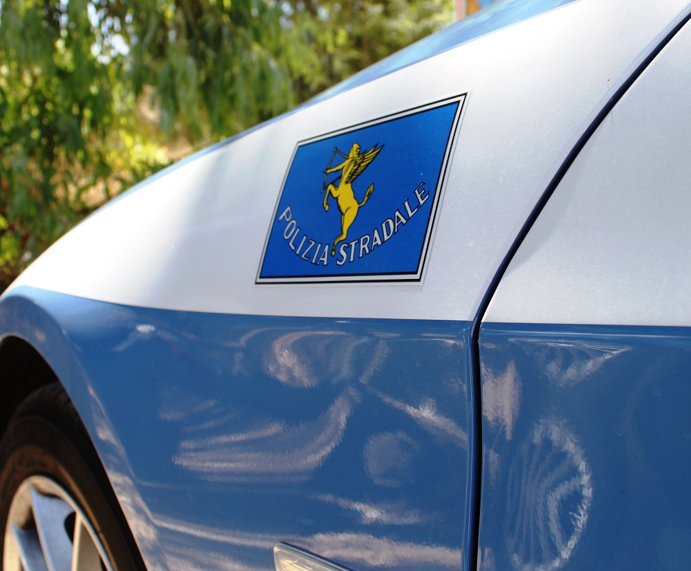 Migranti minorenni a piedi in autostrada, bloccati da polizia: sbarcati a Lampedusa sono fuggiti da un centro del Palermitano