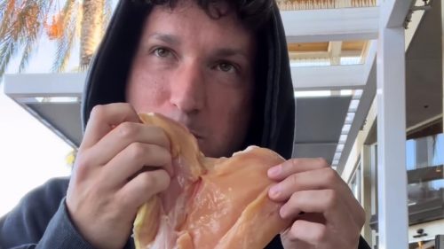 USA, il blogger che mangia solo carne cruda da 166 giorni. I fan: “Sta impazzendo”