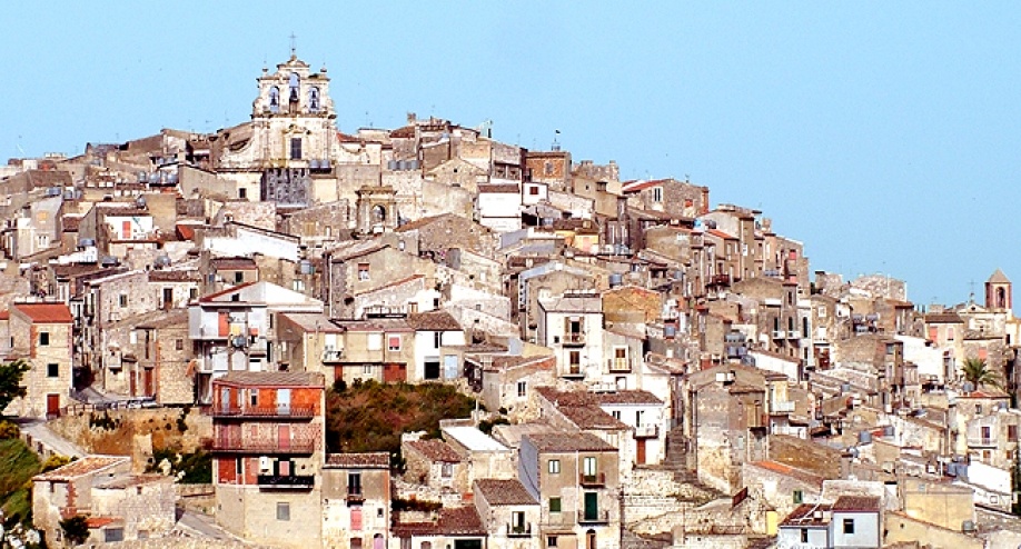 Mussomeli, arredi  nel centro urbano