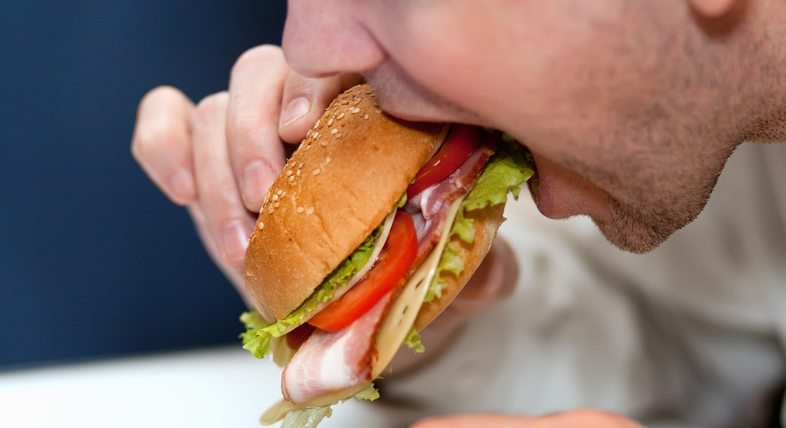 Italia: un panino seduto in piazza, si becca una multa da 300 euro