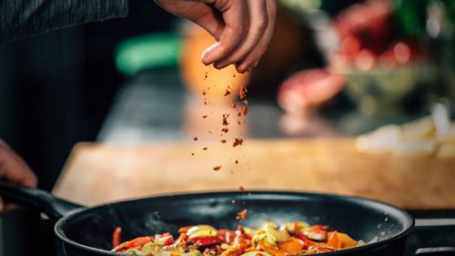 Caltanissetta, povertà: nel fast food a 1 euro cuoco di origine russa cucina per ucraini