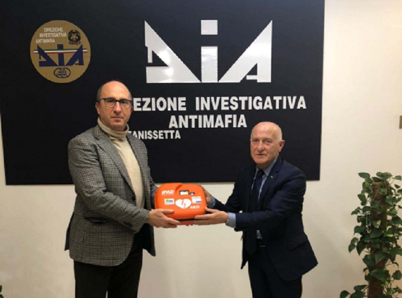 Caltanissetta, Fondazione dei Castelli e degli Iblei dona un defibrillatore alla DIA