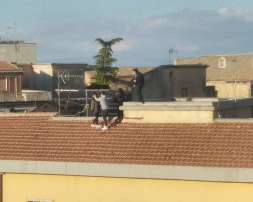 Sicilia, si rincorrono su tetto casa 4 piani a Enna, indagini