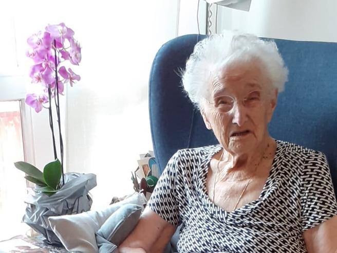 Angela Tiraboschi, la “nonna d’Italia” compie 112 anni: il suo segreto? Pasti leggeri e un bicchiere di vino