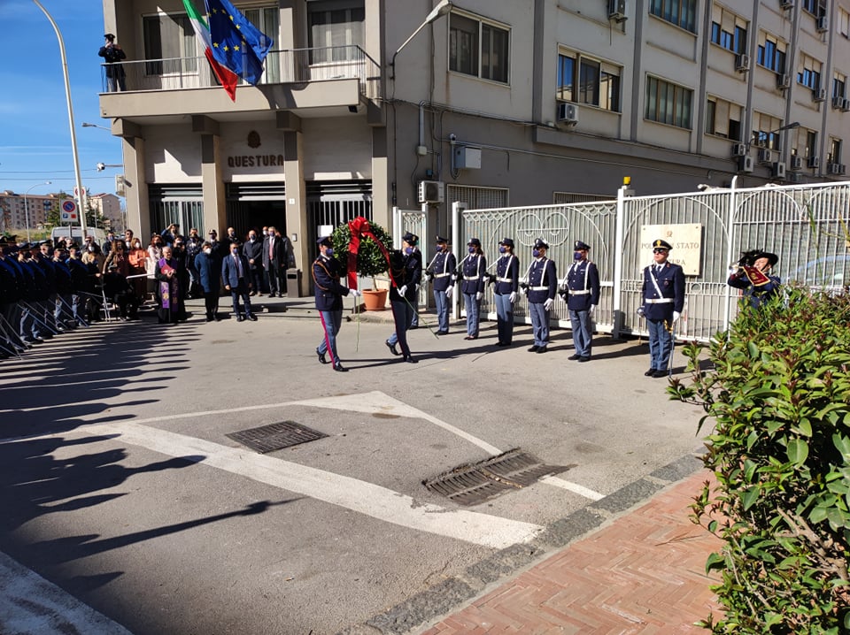 Caltanissetta: Polizia depone una corona d’alloro davanti al suo monumento ai caduti